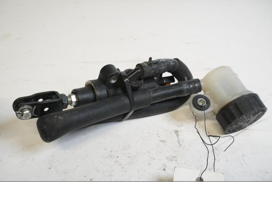 Höger sida på Bromshuvudcylinder från en Yamaha MT-09 Tracer -2016 motorcykel.