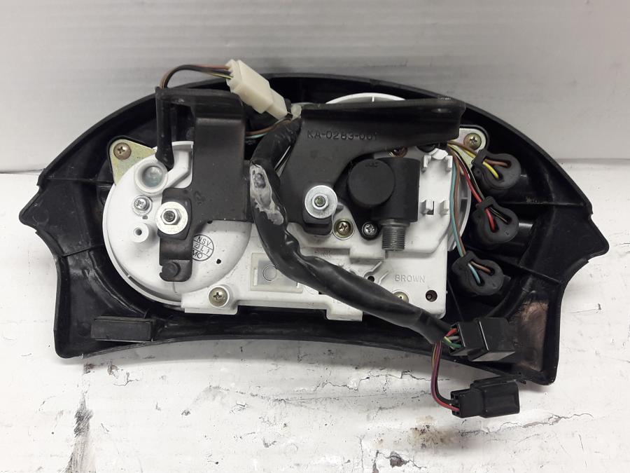 Baksidan på Instrumentpanel från en Kawasaki KLE 500 -2001 motorcykel.