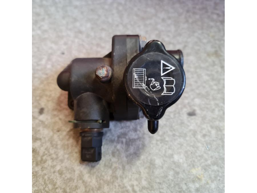 Framsidan på Vattenkyltermostat från en Triumph Daytona T 595 -1998 motorcykel.