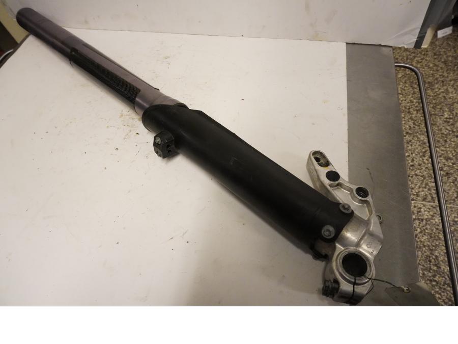 Snett nerifrån på Gaffelben från en KTM 625 SMC -2005 motorcykel.