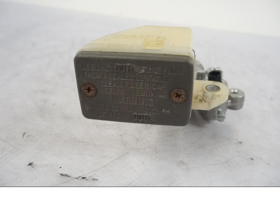 Vänster sida på Bromshuvudcylinder från en Suzuki GSX-R 1000 -2005 motorcykel.