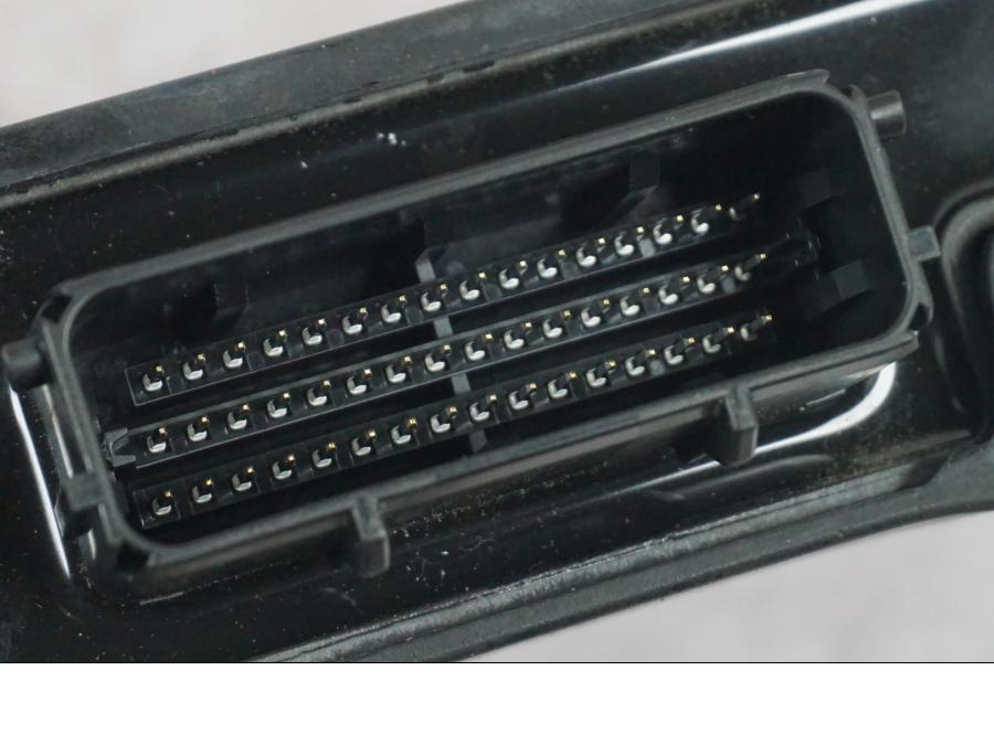 Extrabild2 på Kontrollenhet från en KTM 1290 Super Duke R -2022 motorcykel.