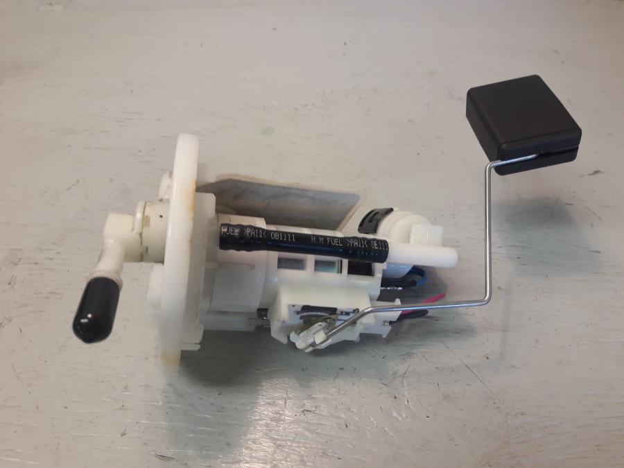 Baksidan på Bensinpump insprut från en Yamaha WR 125 -2010 motorcykel.