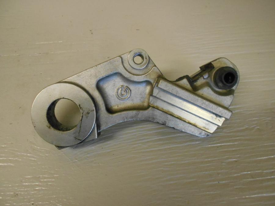 Framsidan på Bromsoksfäste från en KTM 690 SM -2007 motorcykel.