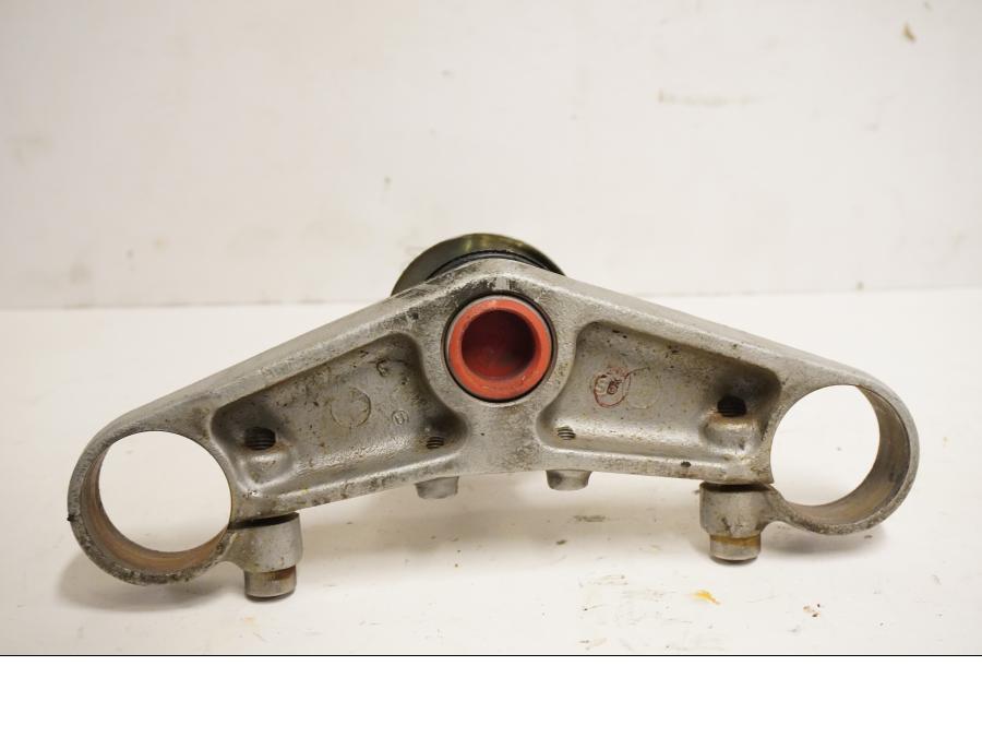 Baksidan pÄ Gaffelkrona frÄn en Triumph Sprint RS -2000 motorcykel.