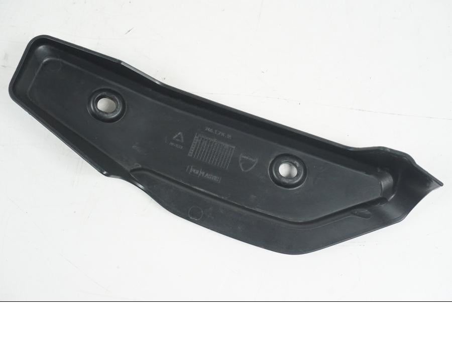 Höger sida på Vattenkyldekor från en Ducati Hyperstrada -2013 motorcykel.