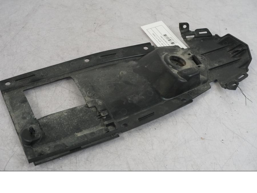 Snett nerifrån på Undertail från en Yamaha MT-09 SP -2018 motorcykel.