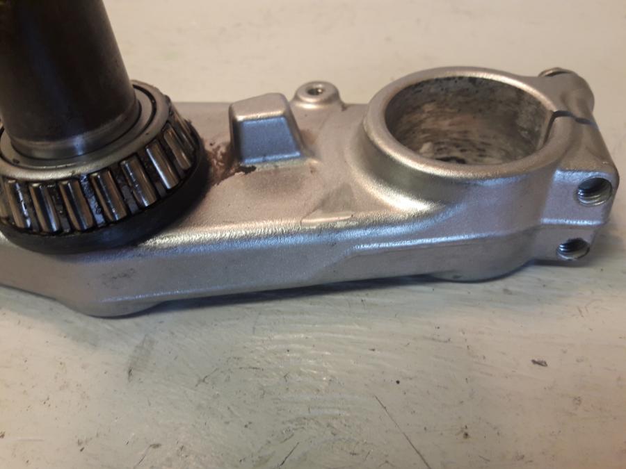 Höger sida på Gaffelkrona från en Yamaha WR 125 -2010 motorcykel.