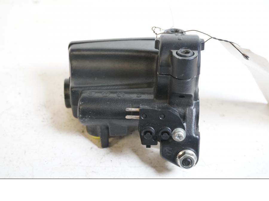 Höger sida på Bromshuvudcylinder från en Kawasaki ZX-9R -1996 motorcykel.