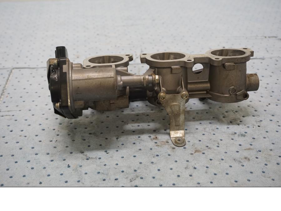 Höger sida på Spjällhus från en MV Agusta F3 675 -2014 motorcykel.