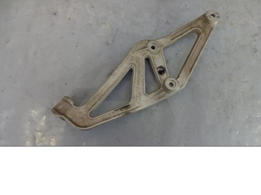 Baksidan på Fotpinnefäste från en KTM 990 Super Duke -2009 motorcykel.