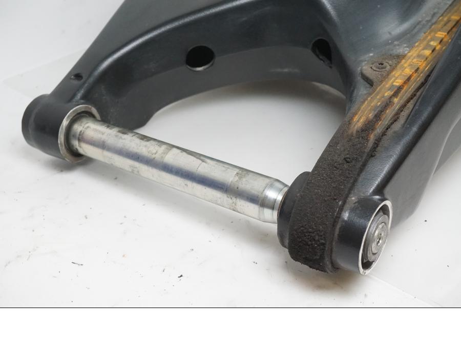 Snett nerifrån på Sving från en H-D Adventure Pan America Special RA1250S -2021 motorcykel.