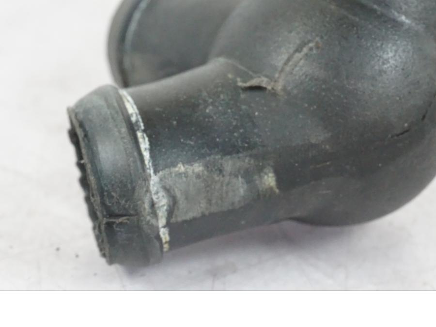 Höger sida på Vattenrör från en Honda CBR 1000 F -1999 motorcykel.