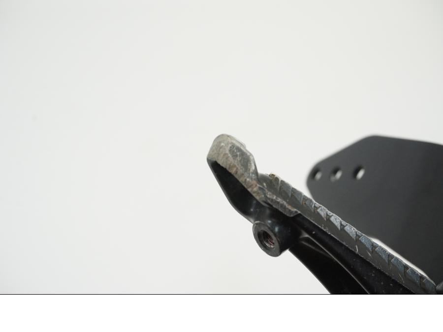 Snett nerifrån på Fotpinnefäste från en Kawasaki ZX-10R -2008 motorcykel.