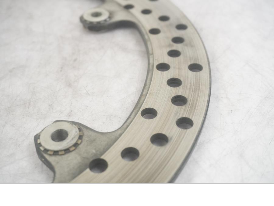 Vänster sida på Bromsskiva från en BMW F 800 R -2011 motorcykel.