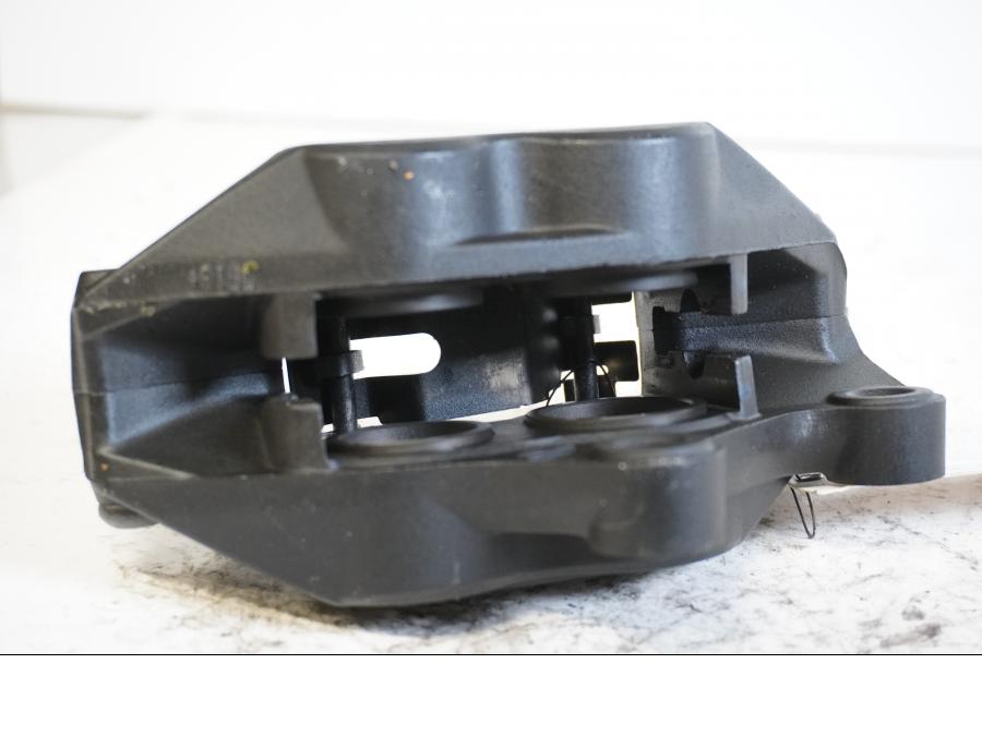 Höger sida på Bromsok från en BMW F 800 GT -2015 motorcykel.