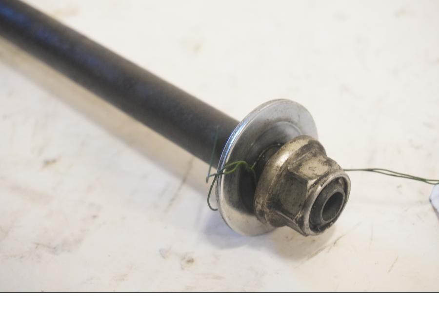 Baksidan på Axel från en Yamaha XVS 1100 -2000 motorcykel.