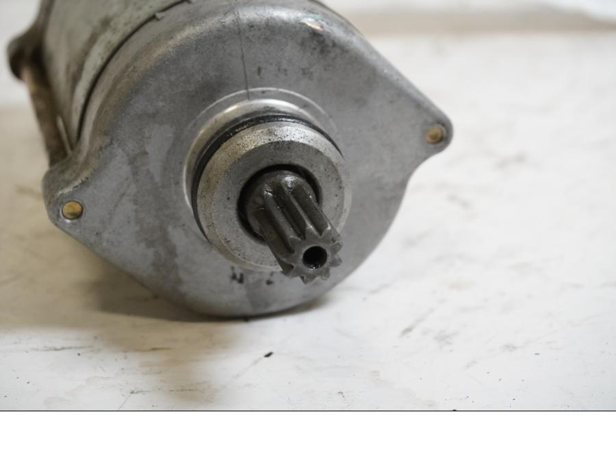 Baksidan på Startmotor från en Honda CBR 900 RR -1997 motorcykel.