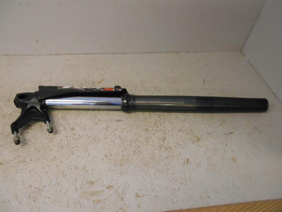 Snett uppifrån på Gaffelben från en KTM 690 SMCR -2013 motorcykel.