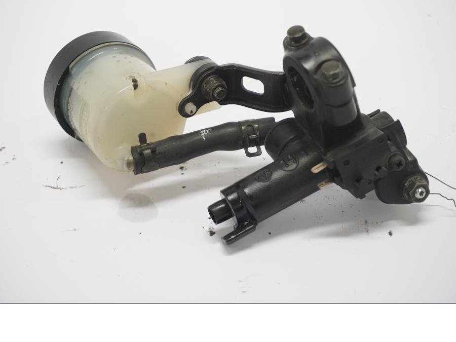 Baksidan på Bromshuvudcylinder från en Honda VTR 1000 F -2005 motorcykel.