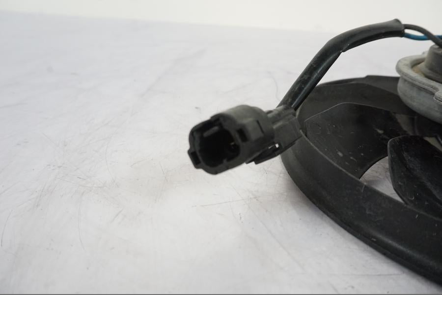 Snett uppifrån på Vattenkylfläkt från en Honda VFR 1200 -2010 motorcykel.