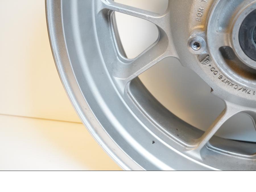 Extrabild6 på Fälg från en Kawasaki GTR 1400 -2008 motorcykel.