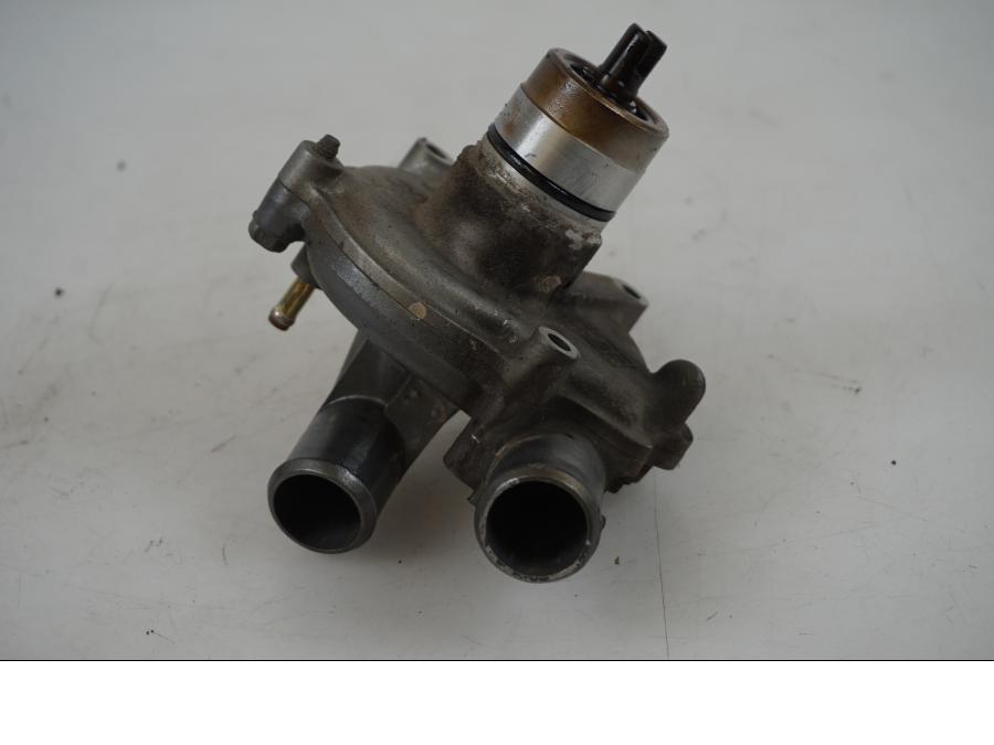 Vänster sida på Vattenpump från en Yamaha FJR 1300 -2005 motorcykel.