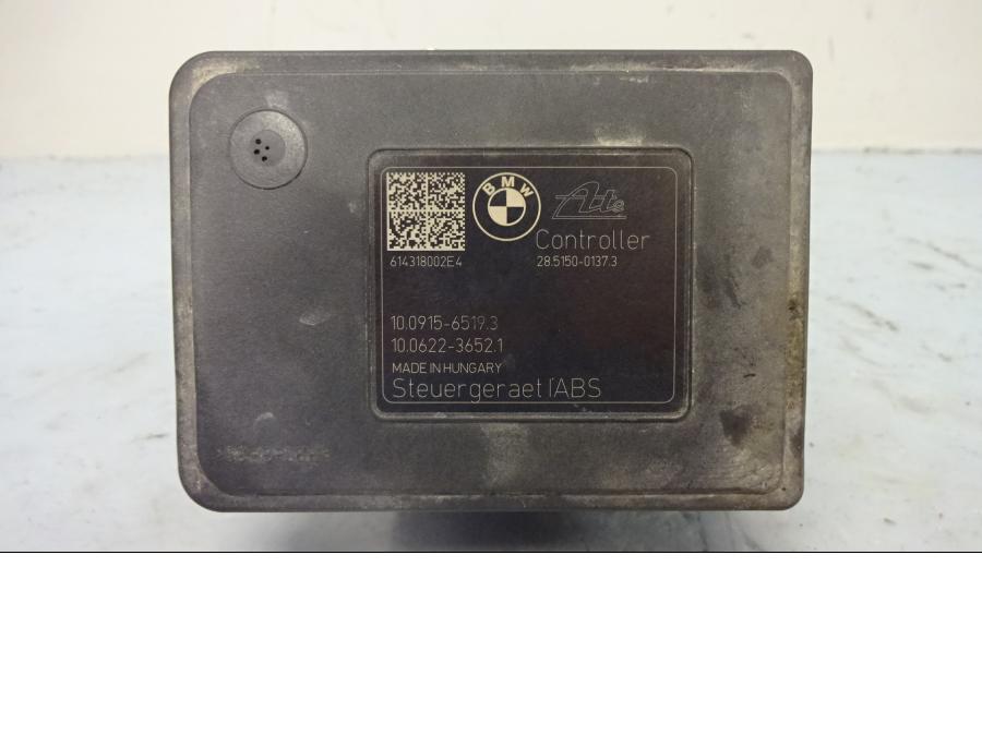 Höger sida på ABS Modulator från en BMW R 1200 GSA -2014 motorcykel.