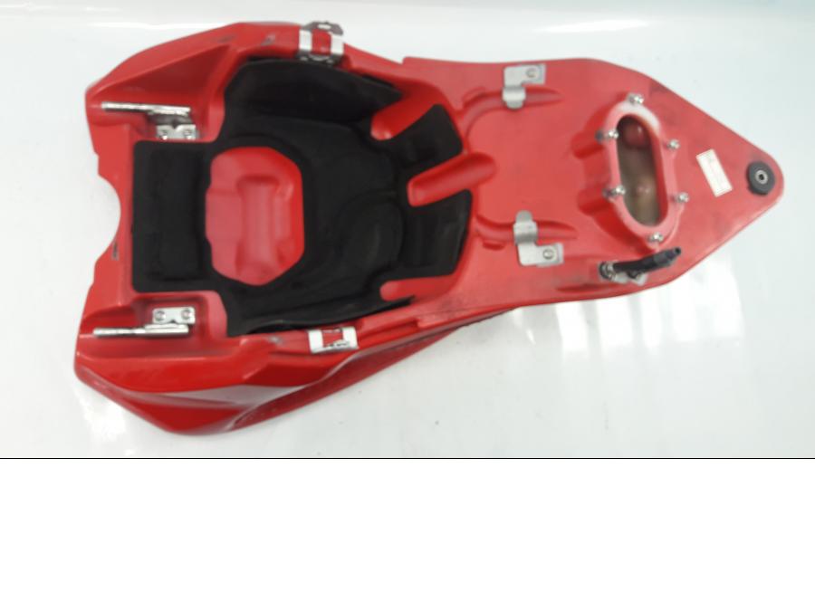 Snett uppifrån på Bensintank från en Ducati 848 -2010 motorcykel.