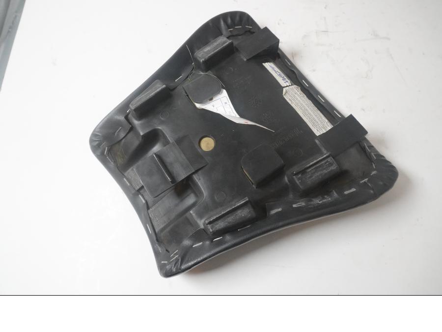 Höger sida på Sadel från en Triumph Speed Triple -2002 motorcykel.