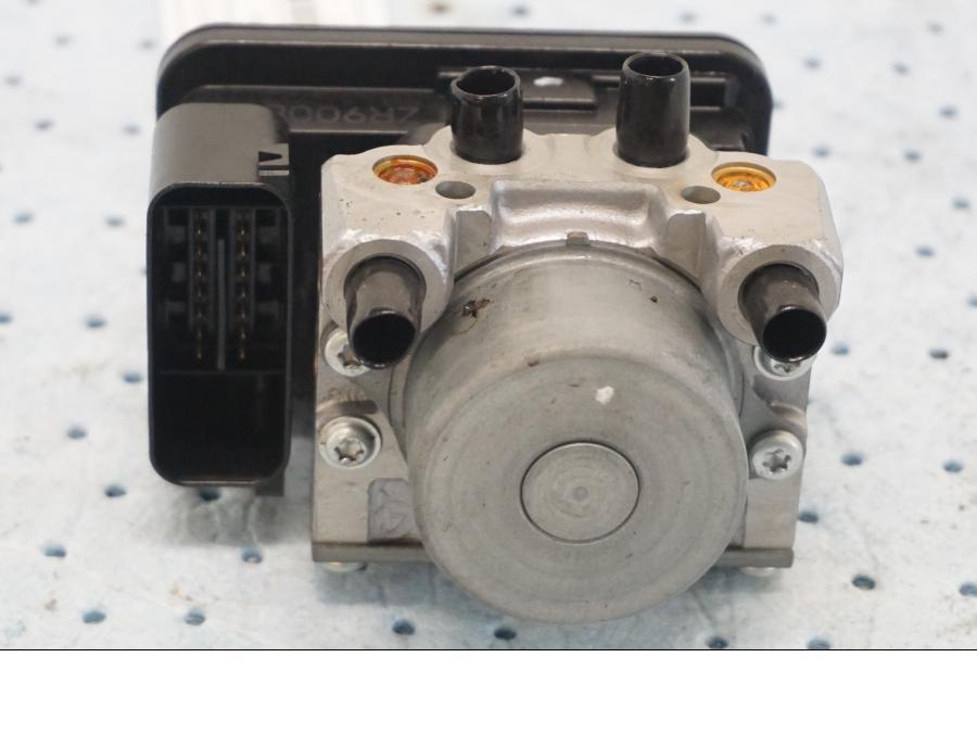 Framsidan på ABS Modulator från en Kawasaki Z 900 -2019 motorcykel.