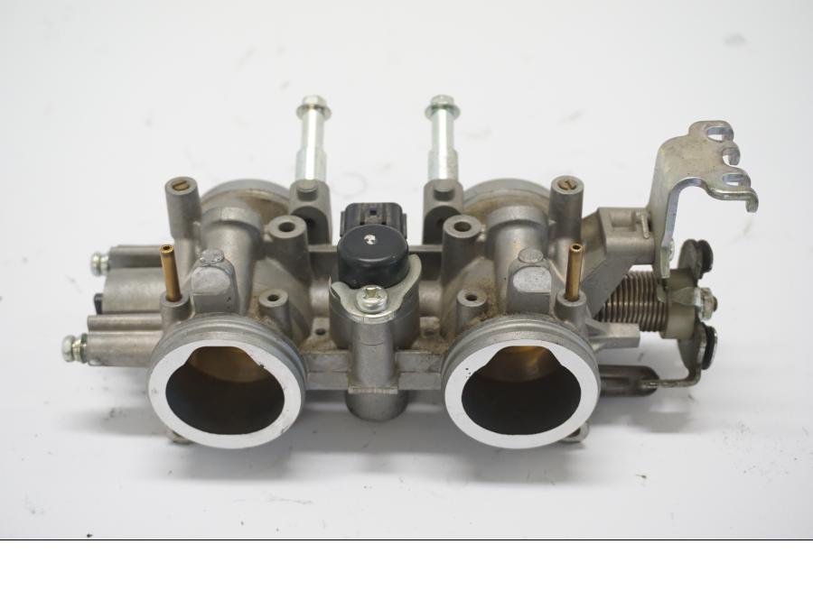 Höger sida på Spjällhus från en Yamaha MT-07 -2014 motorcykel.