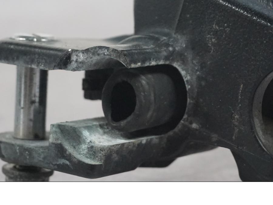 Snett nerifrån på Kopplingshuvudcylinder från en Honda CBR 1100 XX -1999 motorcykel.