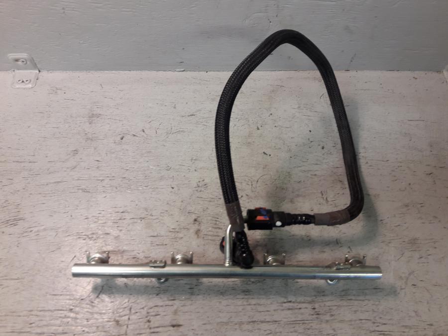 Baksidan på Fuel Rail från en Kawasaki GTR 1400 -2012 motorcykel.