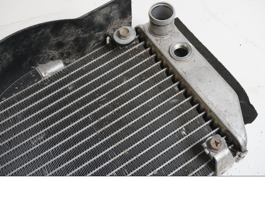 Snett nerifrån på Vattenkyl från en Honda VFR 800 -2005 motorcykel.