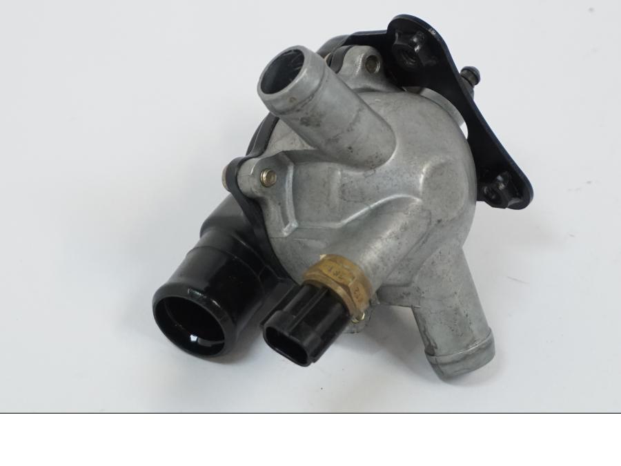 Snett nerifrån på Vattentermostathus från en Kawasaki VN 1500 -2002 motorcykel.