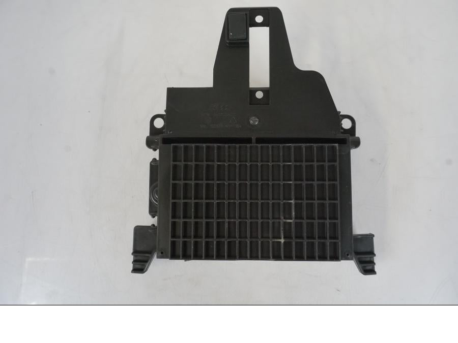 Snett nerifrån på Batterihållare från en KTM 790 Duke -2019 motorcykel.