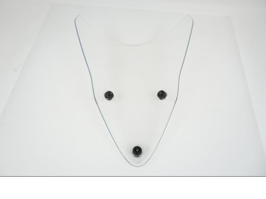 Snett uppifrån på Vindruta från en Ducati Supersport 939 -2017 motorcykel.