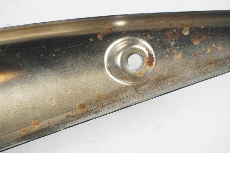 Extrabild3 på Bakskärmskromstag från en Suzuki VZR 1800 -2009 motorcykel.