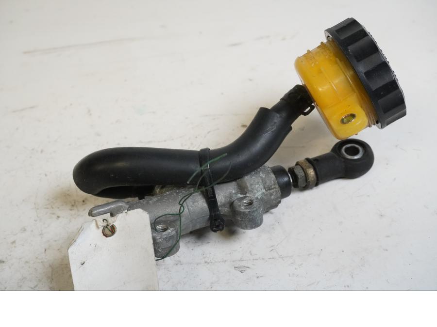 Baksidan på Bromshuvudcylinder från en Honda CBR 900 RR -2002 motorcykel.