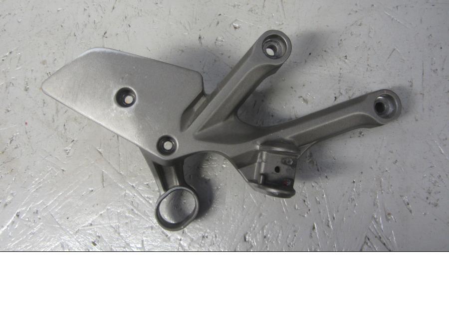 Framsidan på Fotpinnefäste från en Honda CB 1000 R -2010 motorcykel.