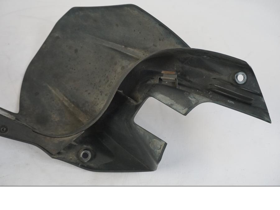 Snett nerifrån på Svingskärm från en KTM 1290 Super Duke R -2018 motorcykel.