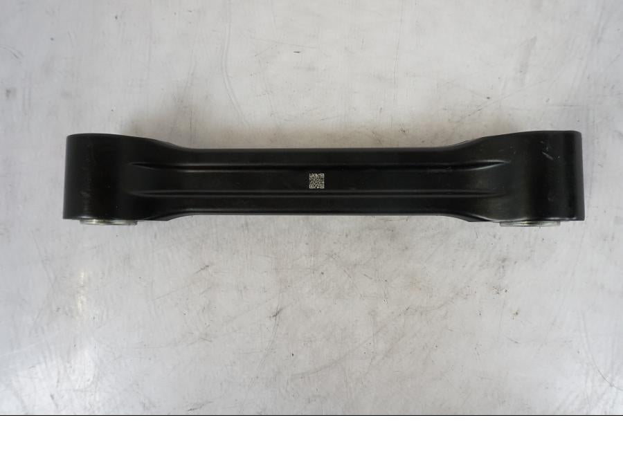 Snett nerifrån på Länkarm från en KTM 1290 Super Duke R -2023 motorcykel.