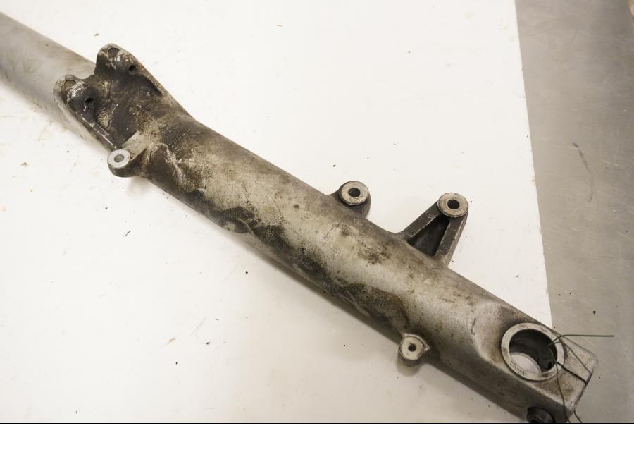 Vänster sida på Gaffelben från en BMW R 1150 RT -2002 motorcykel.