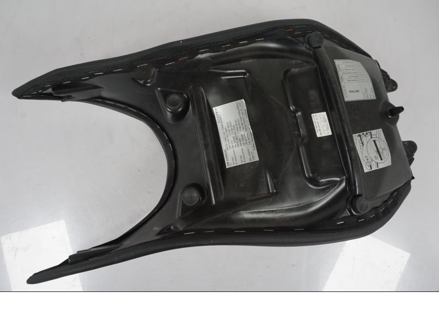 Snett uppifrån på Sadel från en KTM 1290 Super Duke R -2015 motorcykel.