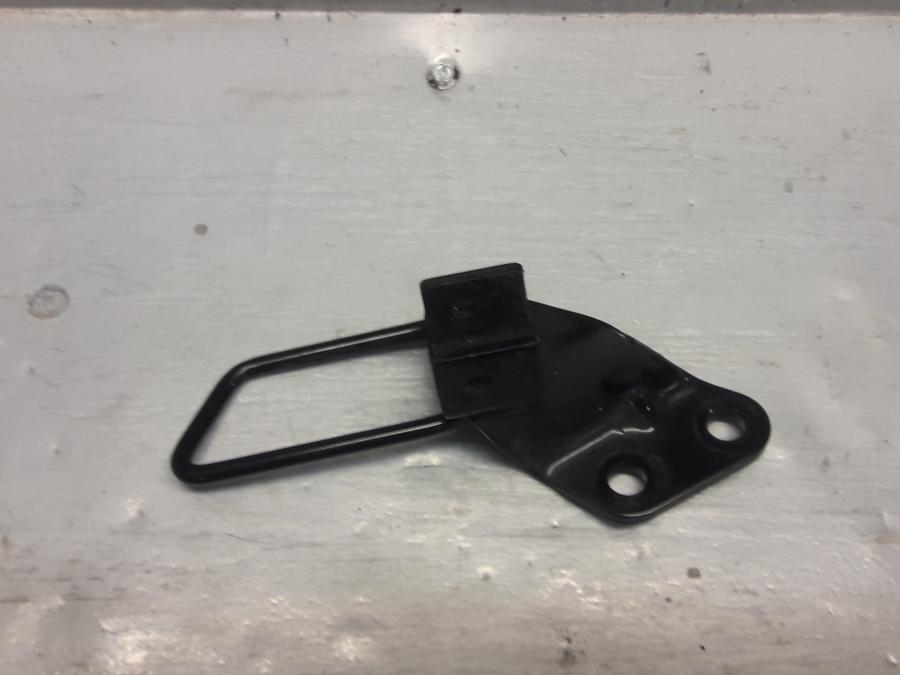 Framsidan på Fotpinnefäste från en Suzuki VL 800 -2009 motorcykel.