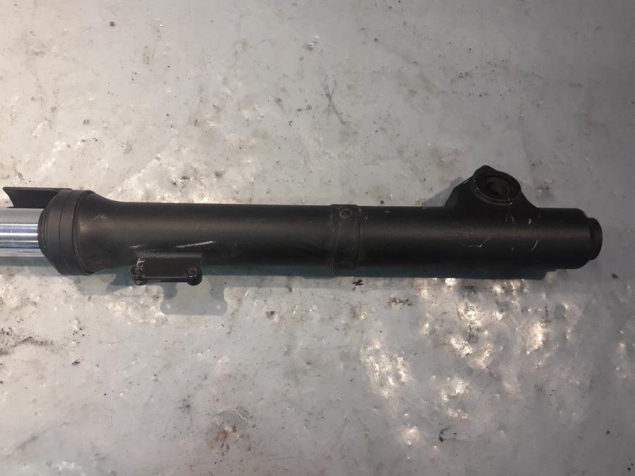 Vänster sida på Gaffelben från en Yamaha WR 125 -2010 motorcykel.