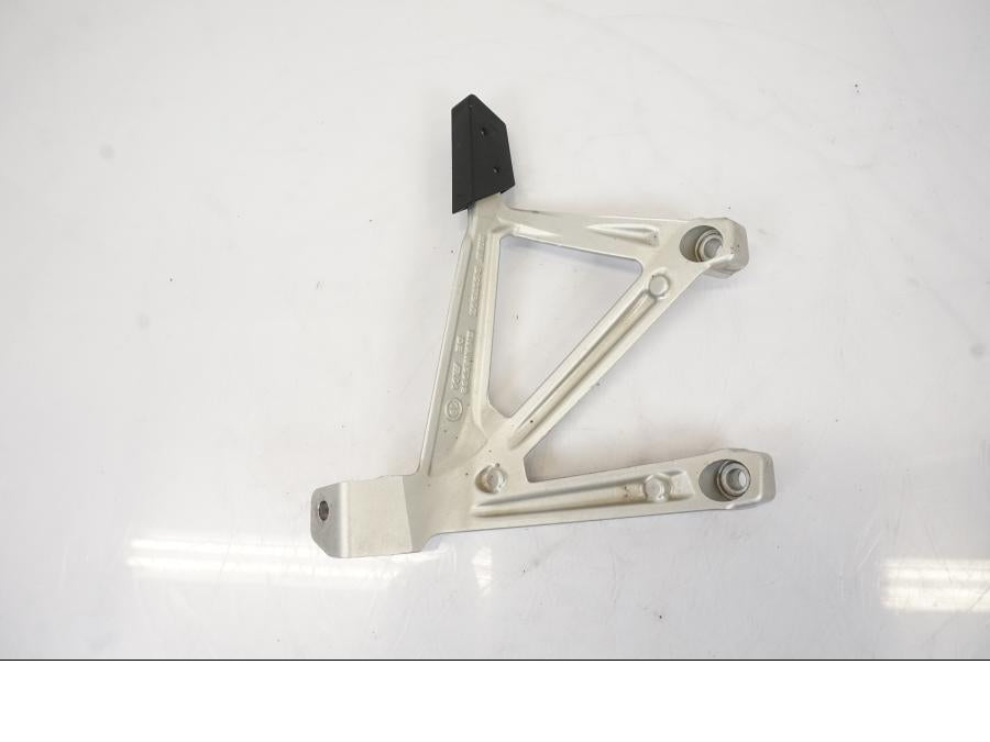 Snett uppifrån på Fotpinnefäste från en BMW R 1250 GS -2019 motorcykel.