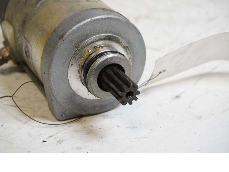 Baksidan på Startmotor från en BMW K 1200 LT -2006 motorcykel.