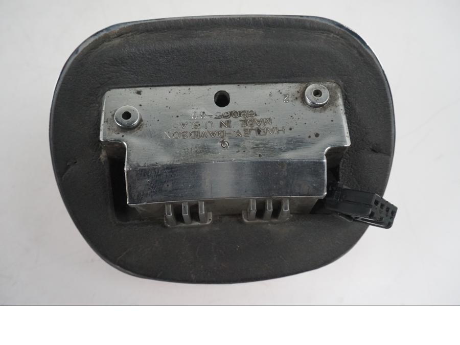 Snett nerifrån på <p>Baklampa från HD Sportster XL 1200 Custom 1999. </p>
<p>Med fästplatta 68066-99. OBS skruvar som håller glaset saknas. Förövrigt bra skick.</p> motorcykel.